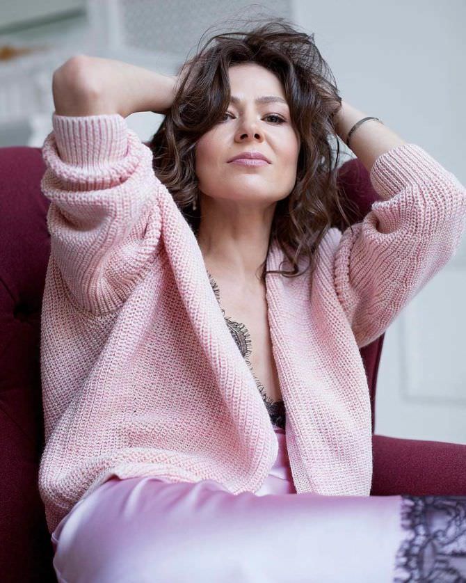 Елена Лядова фотография в розовой сорочке