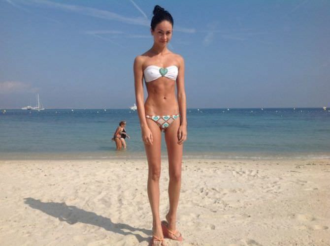 Анастасия Тукмачева фото на пляже в бикини