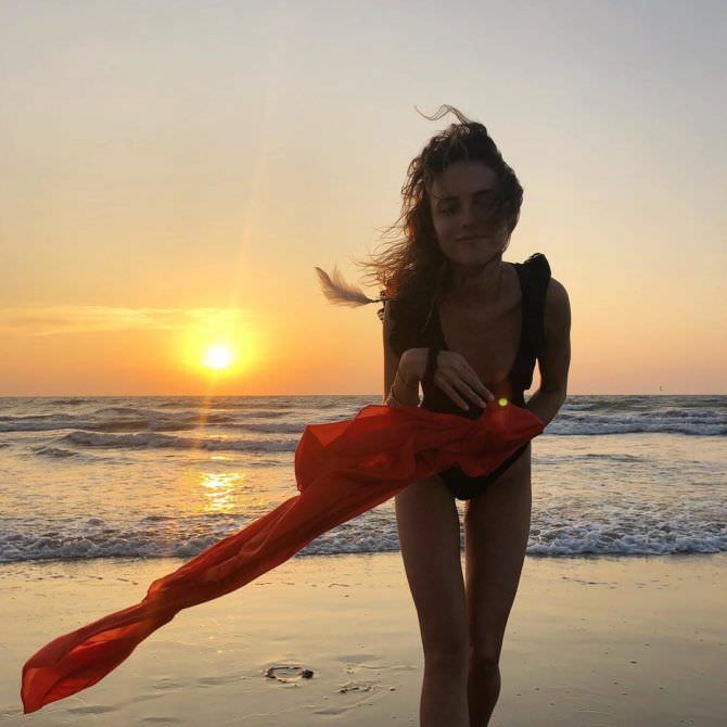 Стася Милославская фотография на пляже в инстаграм