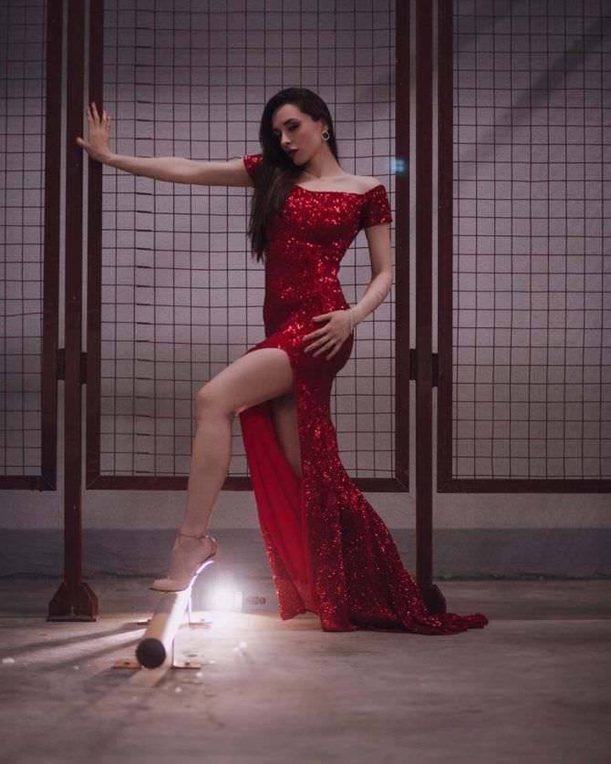 Юлия Майборода фото в красном платье