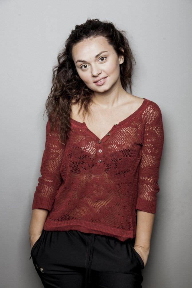Катрин Асси фото в кружевной блузке