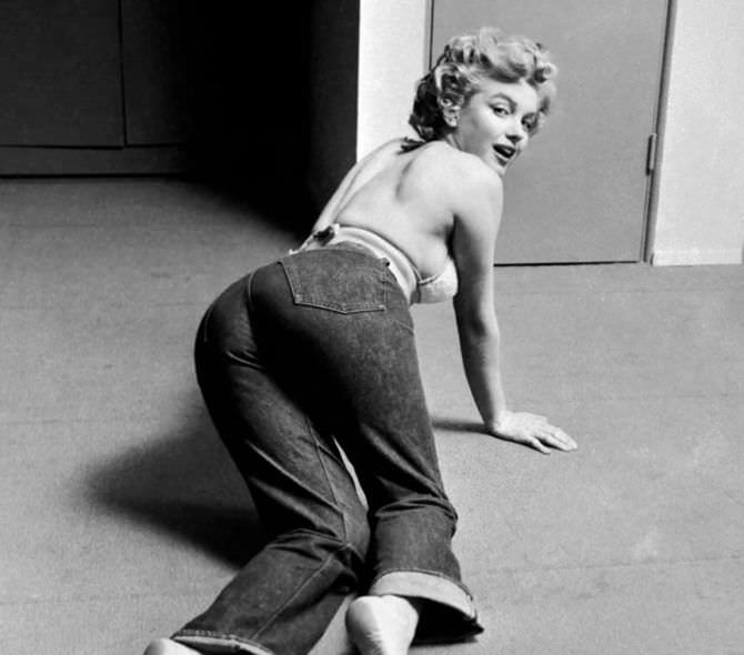 Мэрилин Монро фото в джинсах на полу
