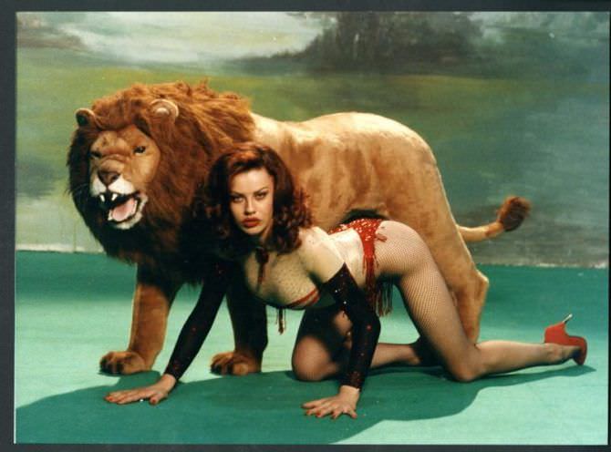 Ева Гримальди фотосессия с чучелом льва
