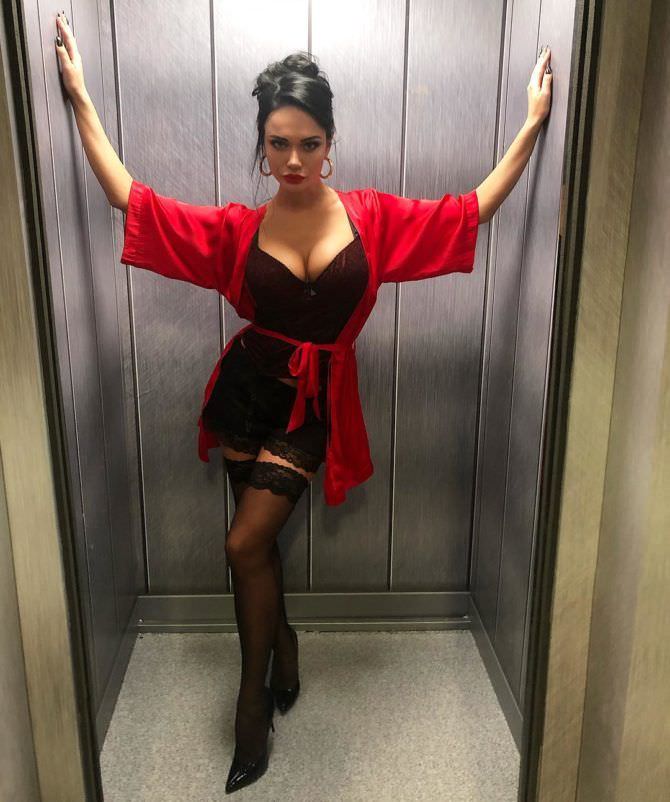 Яна Кошкина фото в лифте в нижнем белье