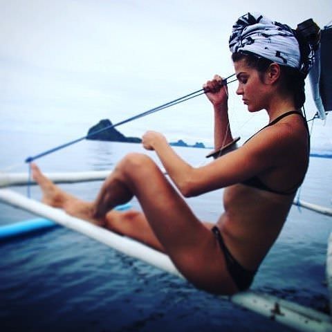 Мари Авгеропулос фотография в купальнике в инстаграм