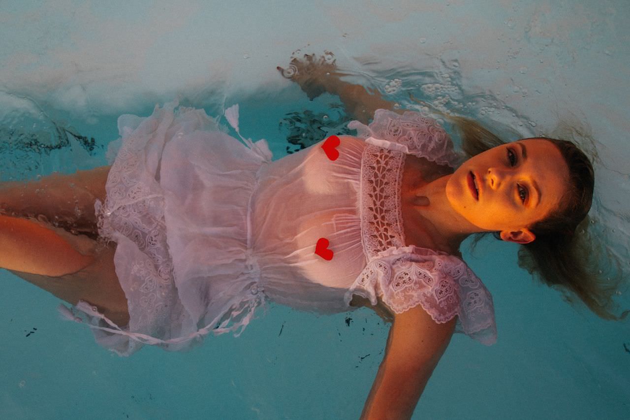 Лили Рейнхарт фото в воде