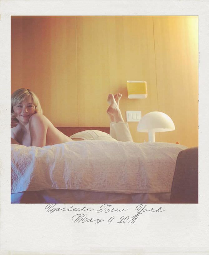 Хейли Беннетт фотография на кровати 