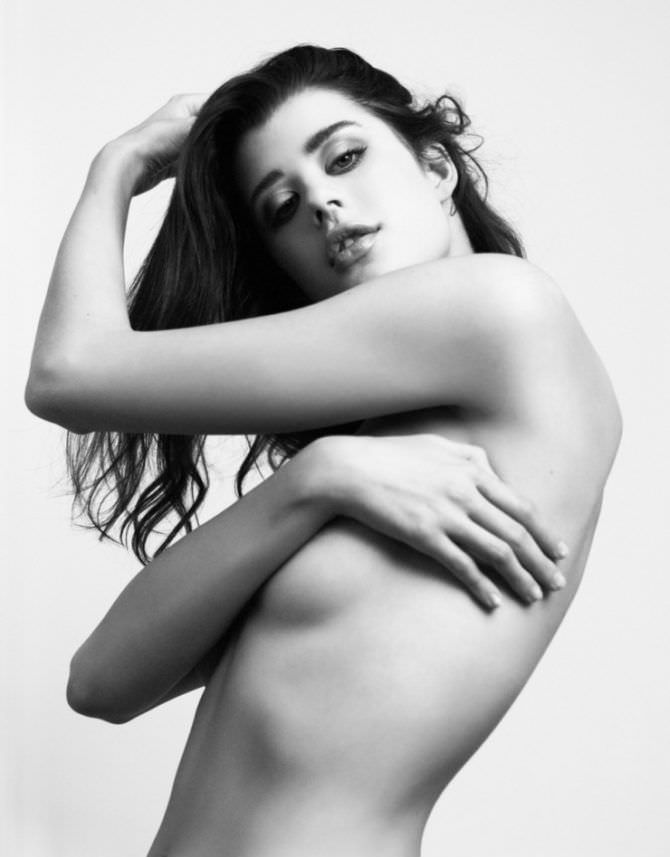 Сара Макдэниэл чёрно-белое фото без одежды