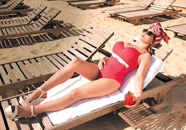 Ирина Пегова фото в красном купальнике на пляже