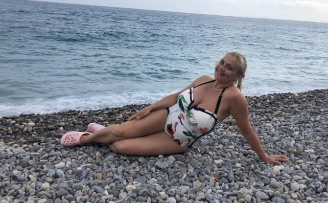 Ирина Пегова фотография в купальнике на пляже