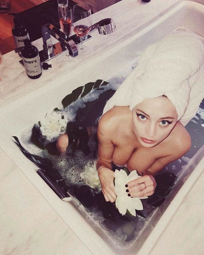 Кэролин Врилэнд фото в ванне с цветком