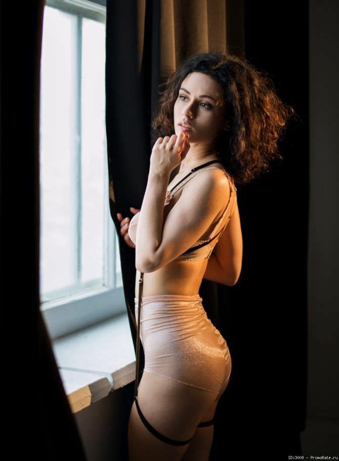 Стася Милославская фотография у окна в нижнем белье