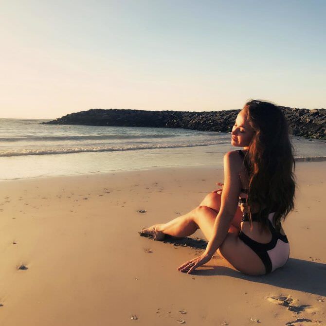 Мария Берсенева фото в купальнике на пляже