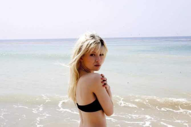 Эмили Браунинг фотов  бикини на пляже