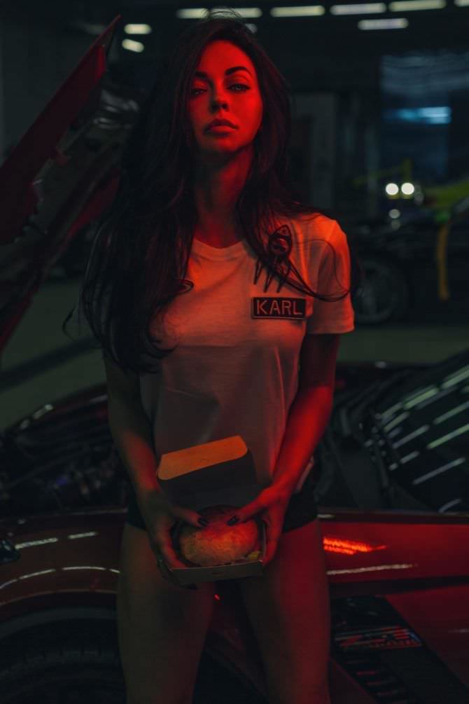 Анастасия Тукмачева фотография в футболке в темноте