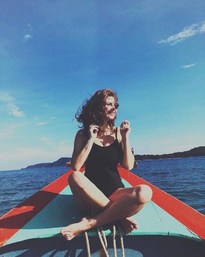 Анна Цуканова-Котт фотография в купальнике на лодке