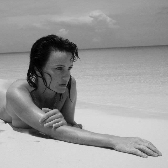 Карла Гуджино откровенное фото на пляже