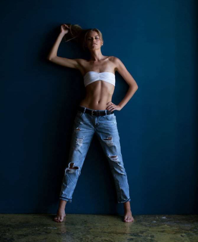 Анастасия Стежко фотосессия в джинсах