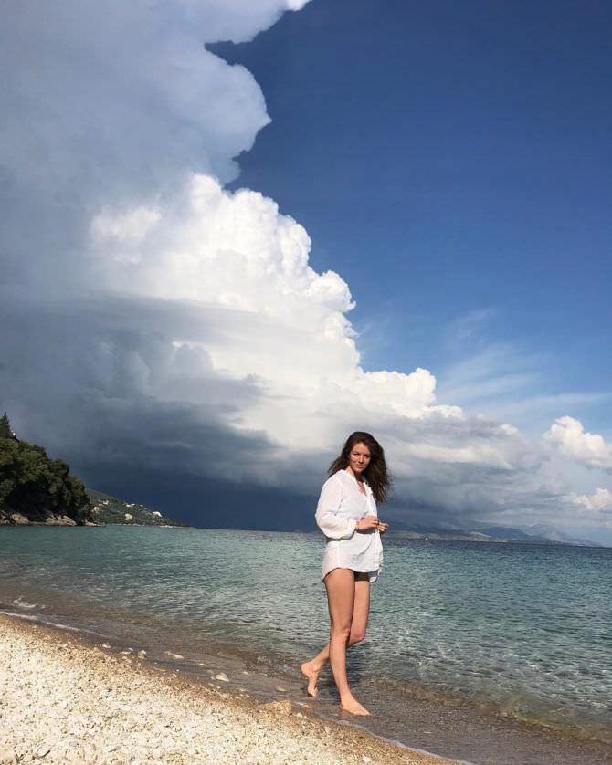 Алёна Мордовина фото в белой рубашке на пляже 