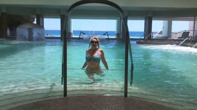 Елена Кондулайнен фото в купальнике в бассейне