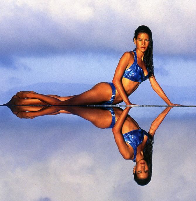 Патрисия Веласкес фото в синем купальнике