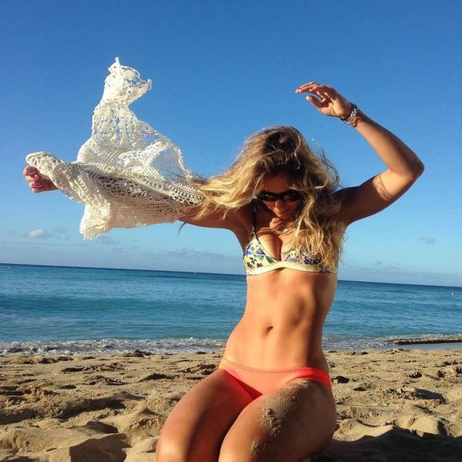 Анна Хатчисон фотография на пляже в бикини