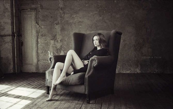 Наталья Костенева фотография в кресле в кофте