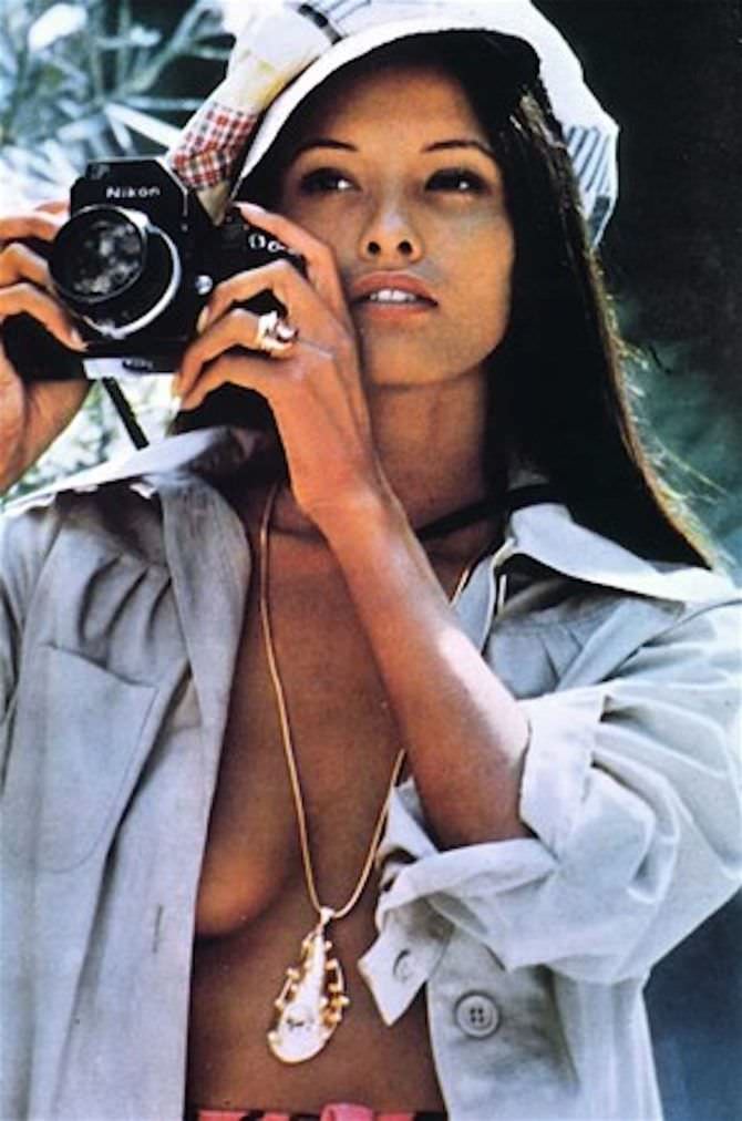 Лаура Гемсер фотография с камерой в руках