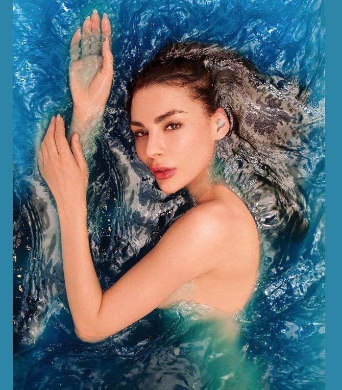 Ника Вайпер фотография в синей воде