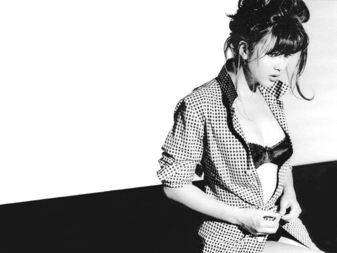 Софи Марсо чёрно-белое фото в рубашке