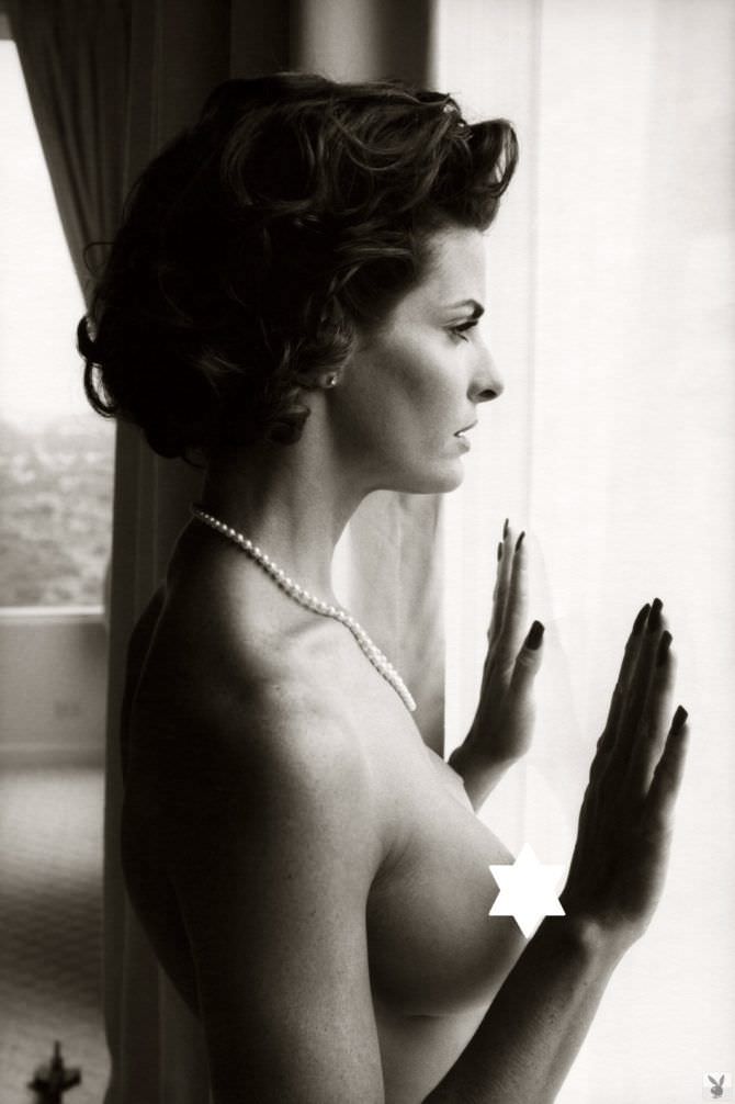 Джоан Северанс фотография у окна для журнала