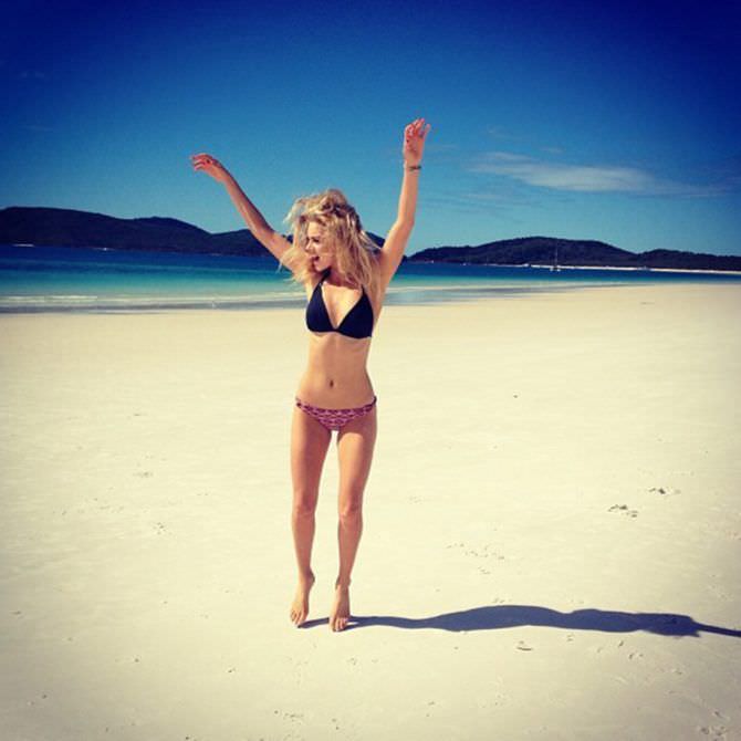 Самара Уивинг фото на пляже в бикини