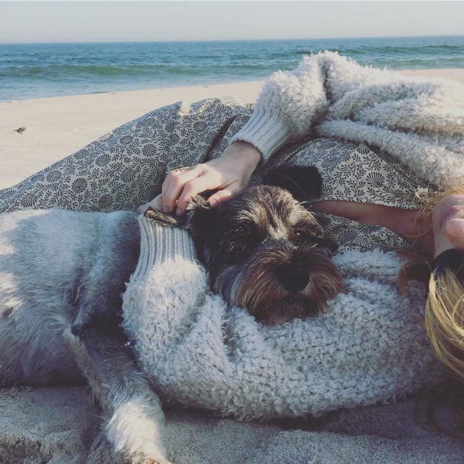 Келли Райлли фото на пляже с собакой