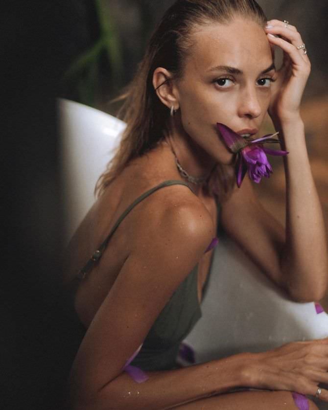Надежда Сысоева фото с цветком во рту