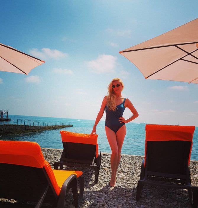 Анна Чурина фотография на пляже в купальнике