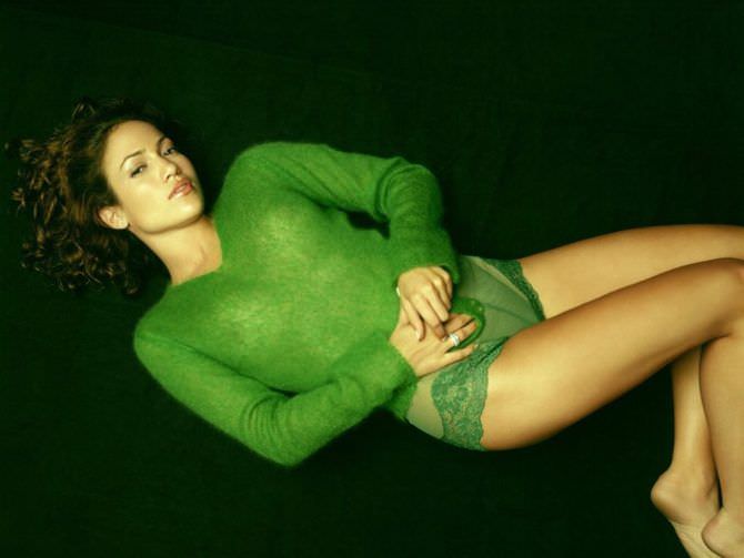 Дженнифер Лопес фото в зелёной кофте