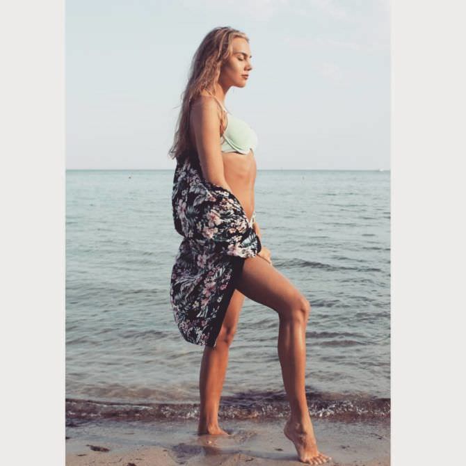 Дарья Пицик фото в пляжной накидке