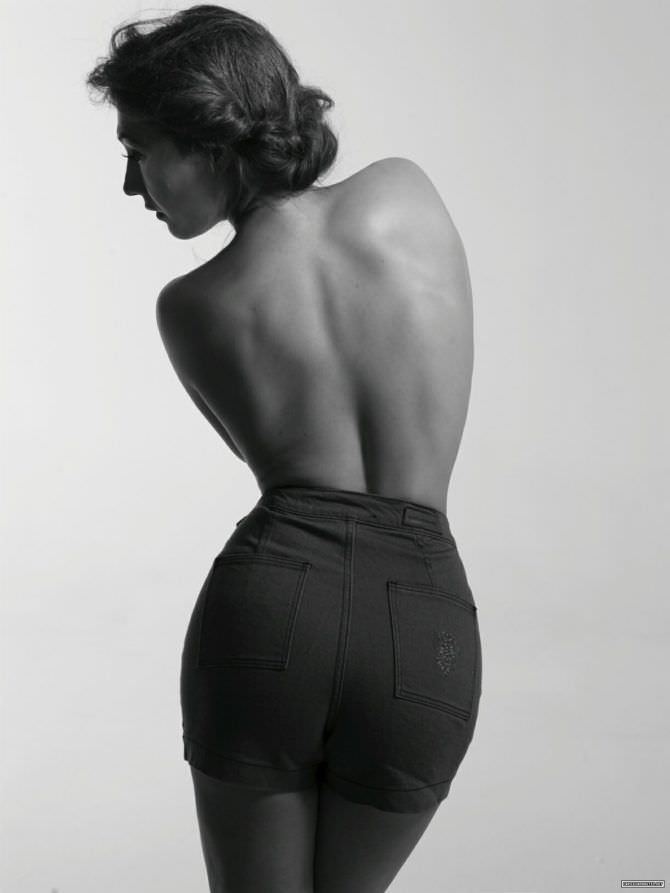 Кэрис ван Хаутен фотография в шортах со спины