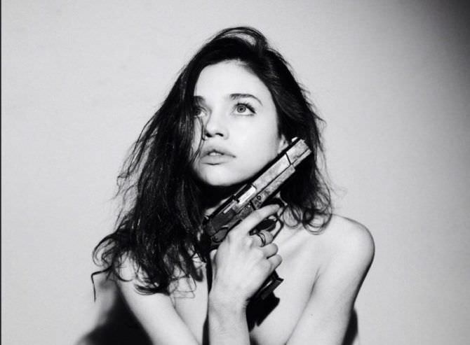 Индиа Айсли фотография с пистолетом