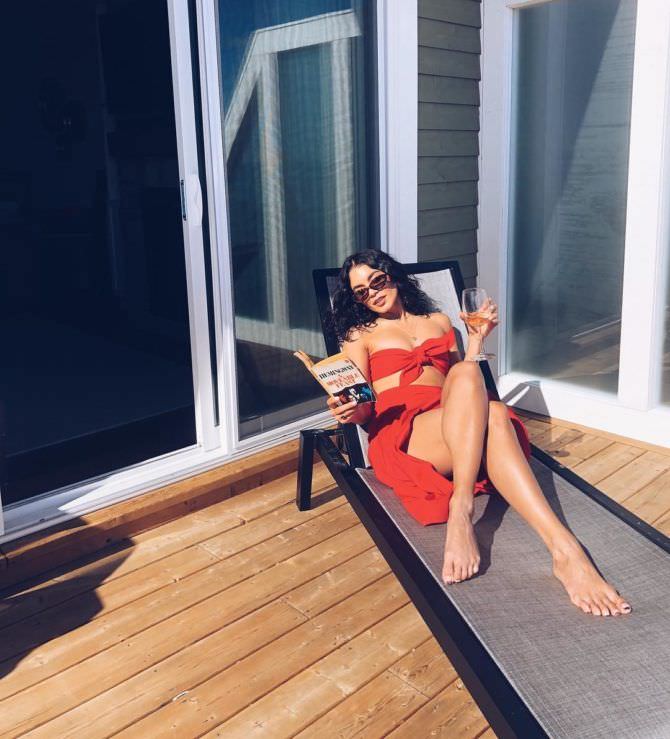 Ванесса Хадженс фото в красном купальнике в инстаграм