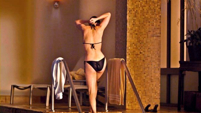 Карла Гуджино кадр в бикини в бассейне