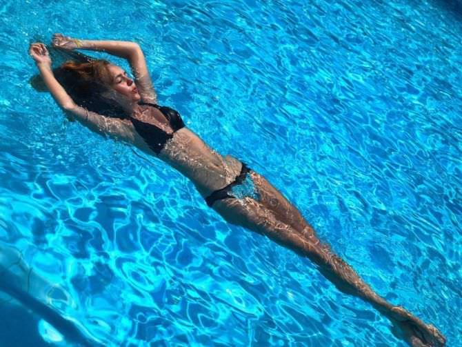Маша Маева фото в бассейне