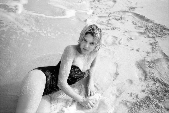 Леа Сейду фотография в купальнике на песке