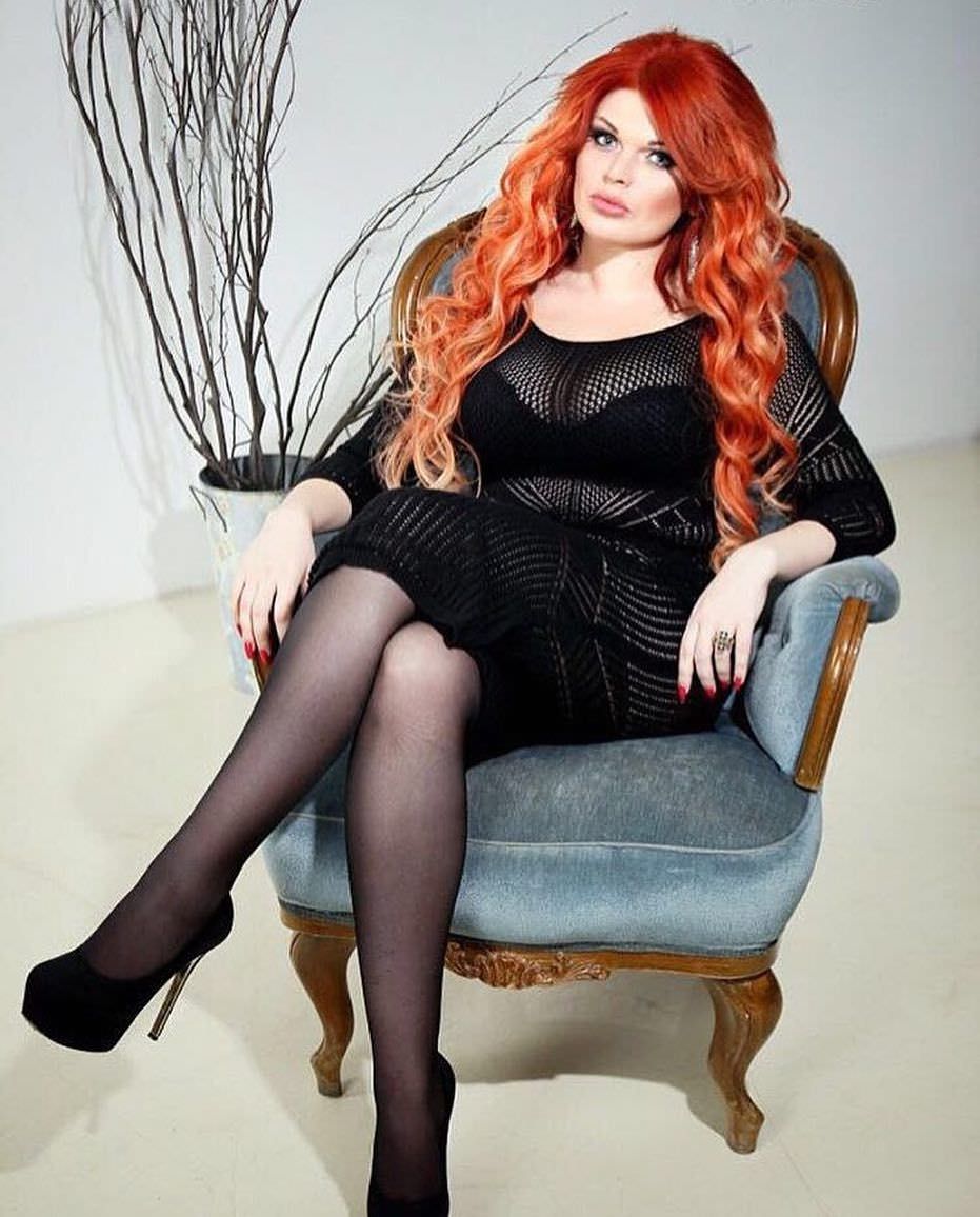 Юлия Рыбакова фото на кресле