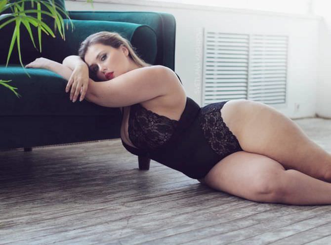 Светлана Каширова фотосессия в белье с диваном