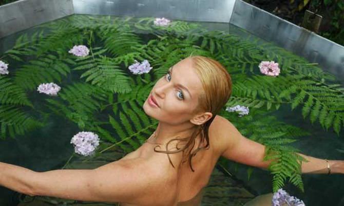 Анастасия Волочкова фотография в цветочной ванне