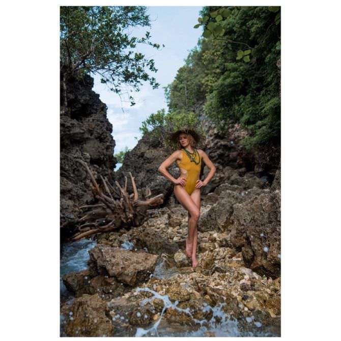 Шантель Вансантен фото в жёлтом купальнике