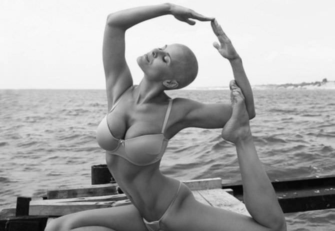 Марина Вовченко чёрно-белое фото в купальнике