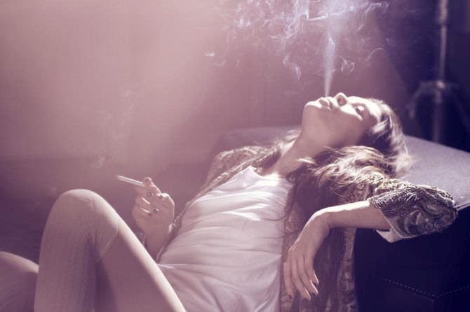 Астрид Берже-Фрисби фото в майке с сигаретой