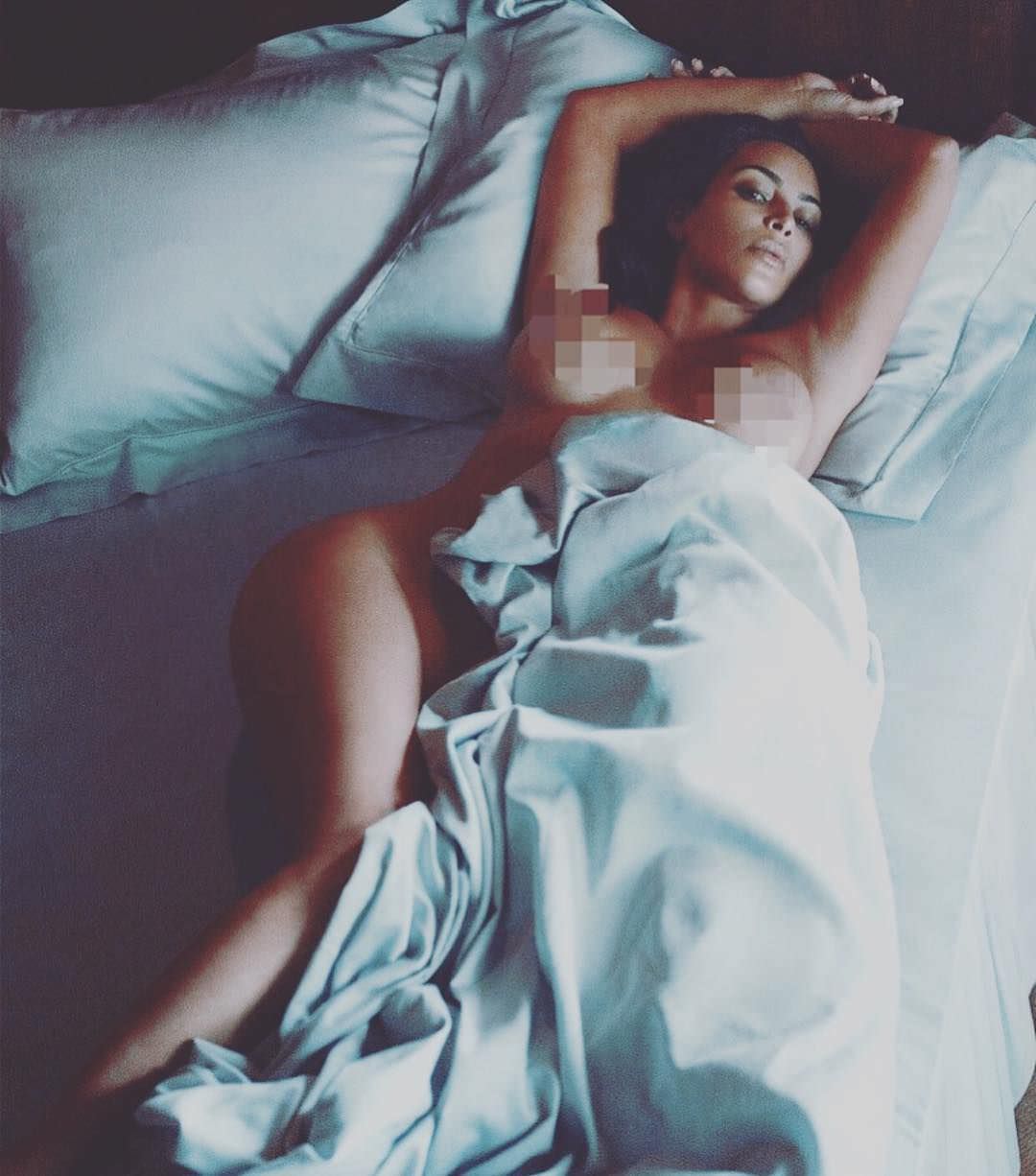 Ким Кардашян фото на кровати